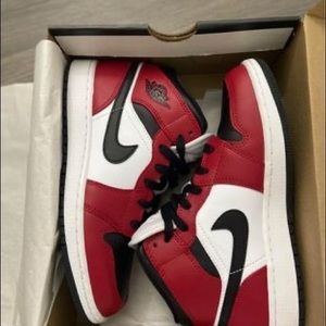 Jordan 1 mid chicago toe sz 4.5Y
